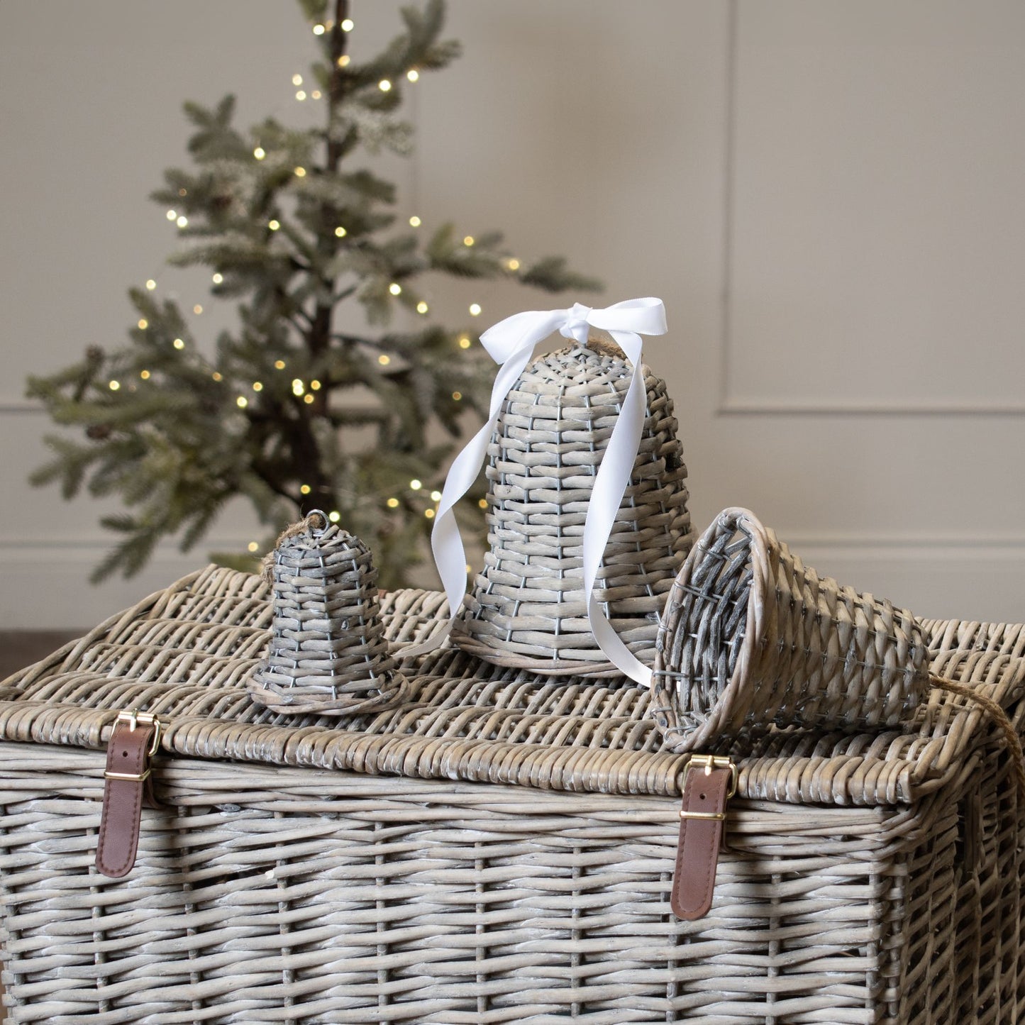 Wintertide Medium Wicker Bell Decoration
